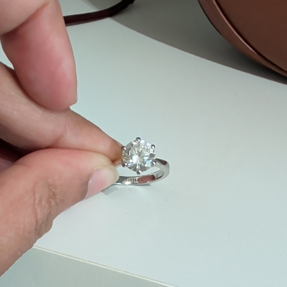 Elegant Ring with Clear Gemstone - Picture 2 of 11